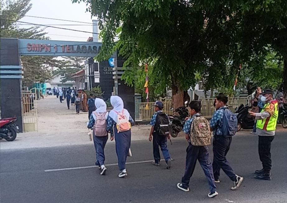 Sapa Pagi Polsek Telagasari, Lakukan Gatur Pagi dan Bantu Siswa Menyebrang