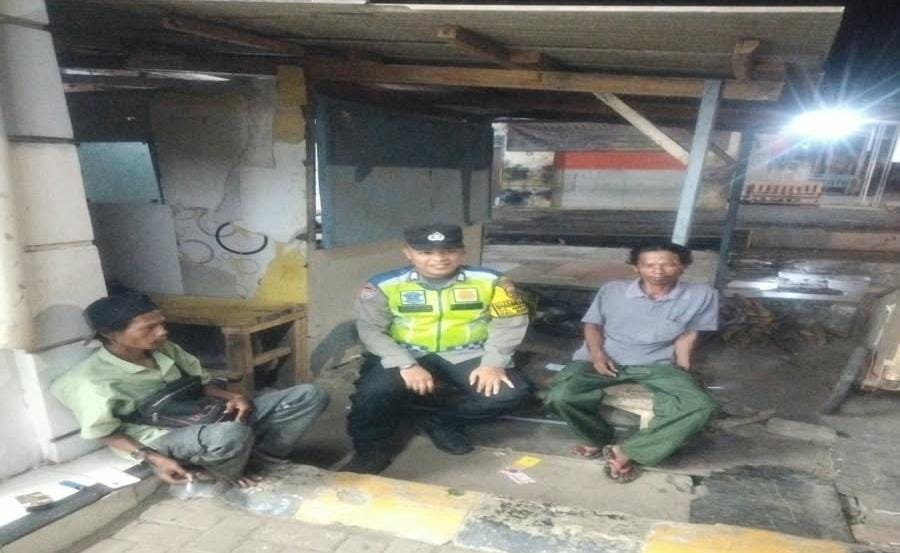 Bhabinkamtibmas Ikut Serta Dalam Giat Ronda Bersama Warga
