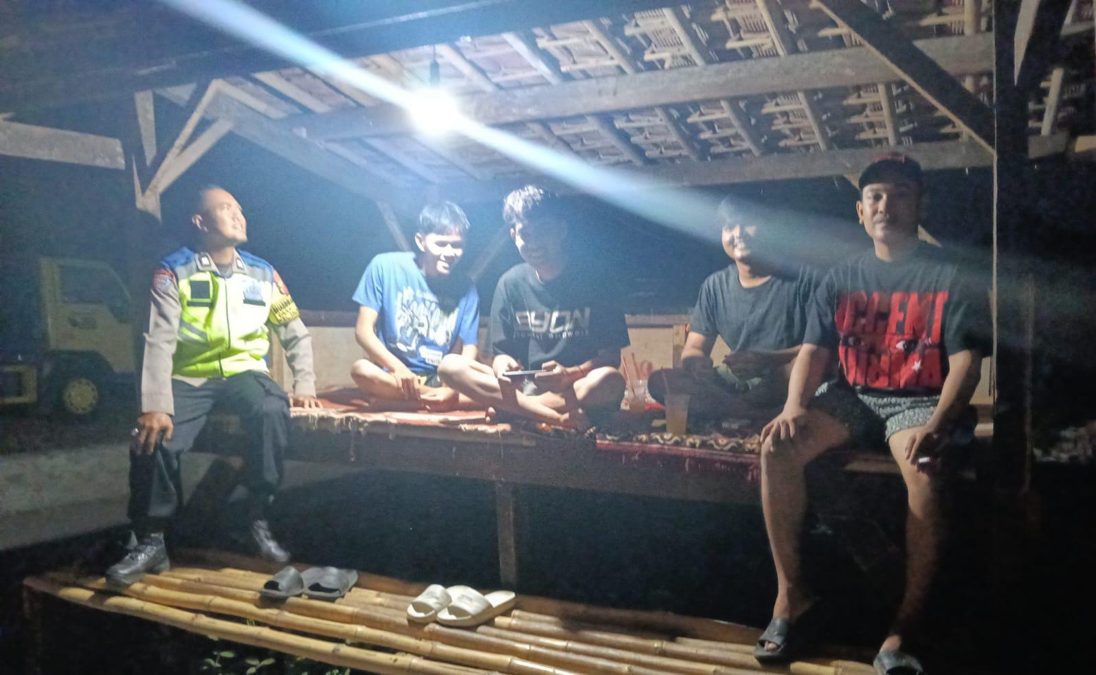Bhabinkamtibmas Polsek Telagasari Bersama Warga Laksanakan Siskamling, Wujudkan Kamtibmas yang Kondusif