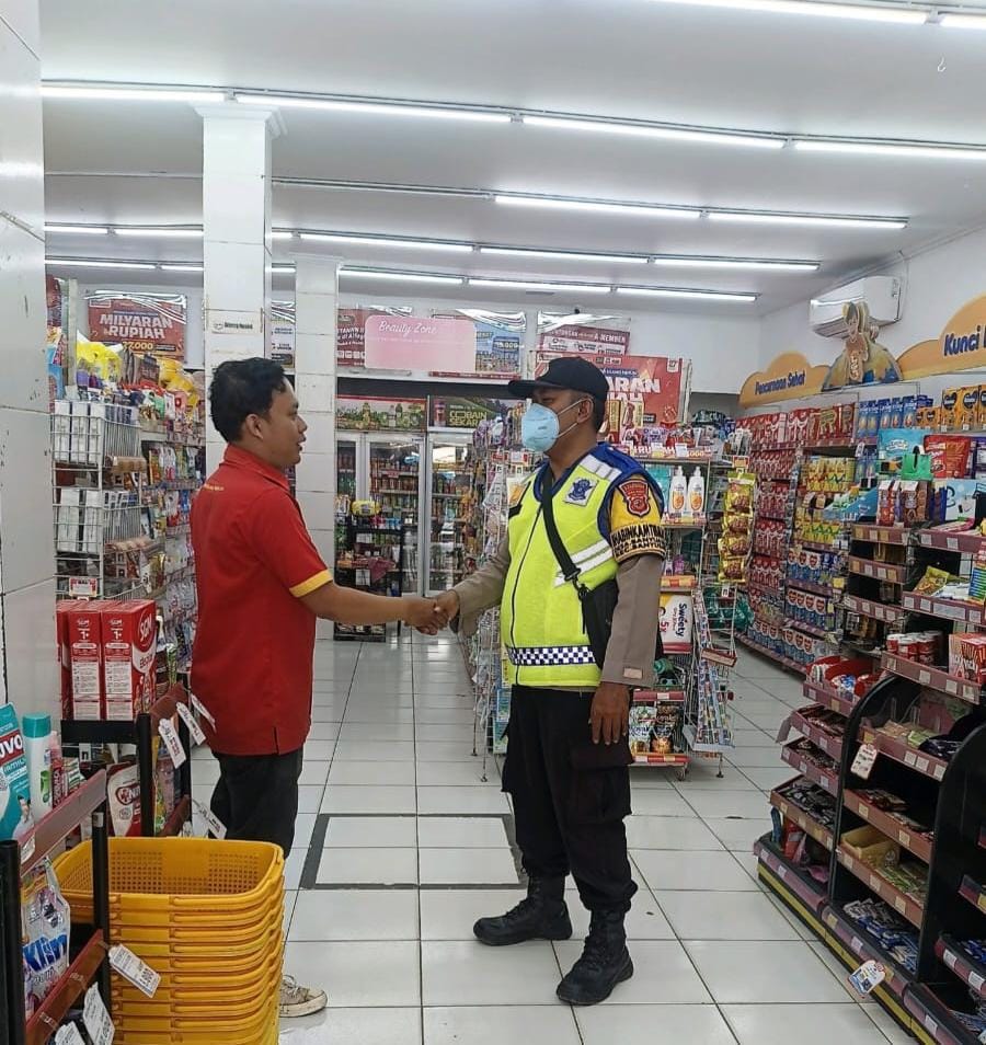 Giat Patroli Perekat Supermarket Alfamart Gempol Guna Antisipasi Kejahatan