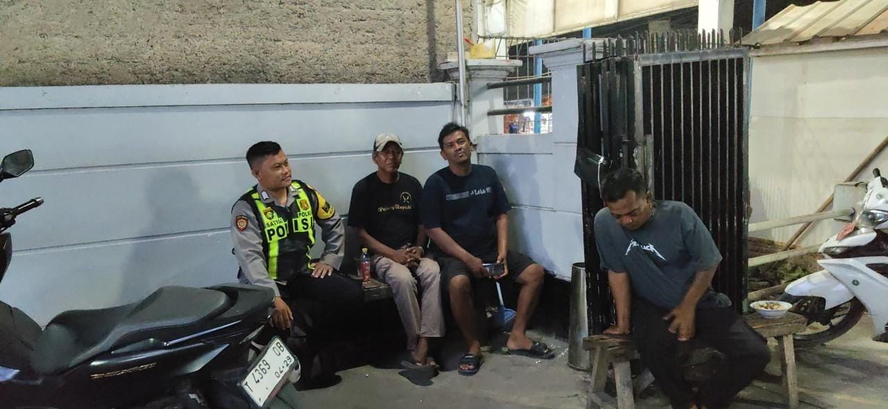 Bhabinkamtibmas Ikut Serta Dalam Giat Ronda Bersama Warga