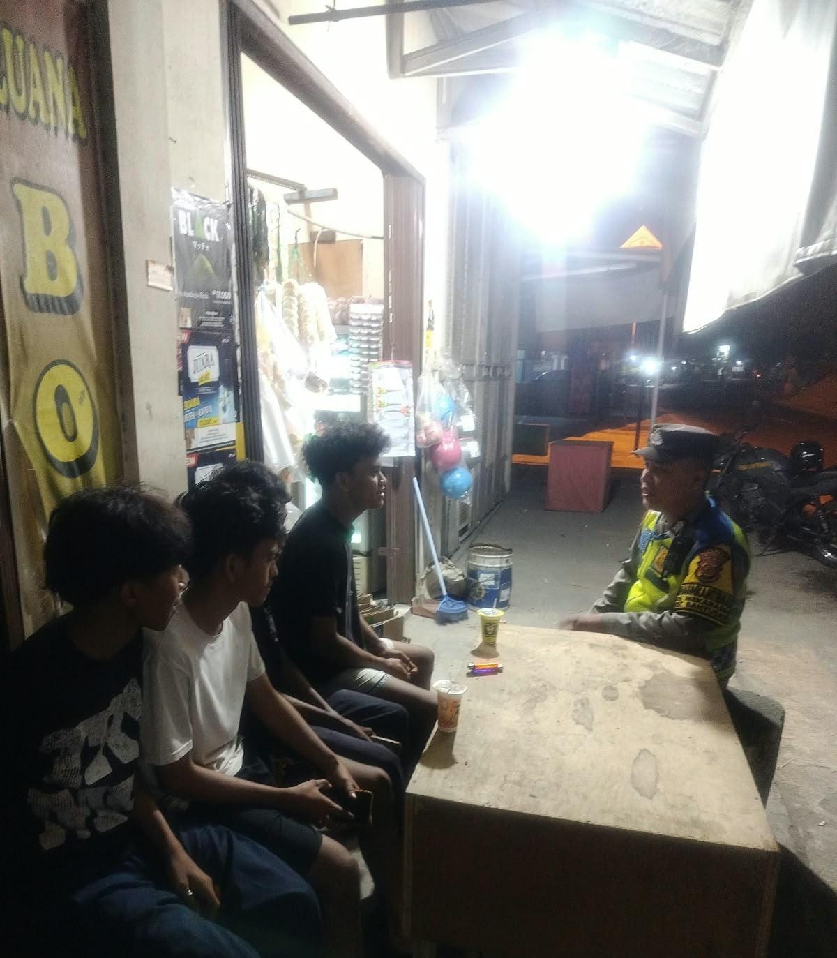 Bhabinkamtibmas Ikut Serta Dalam Giat Ronda Bersama Warga
