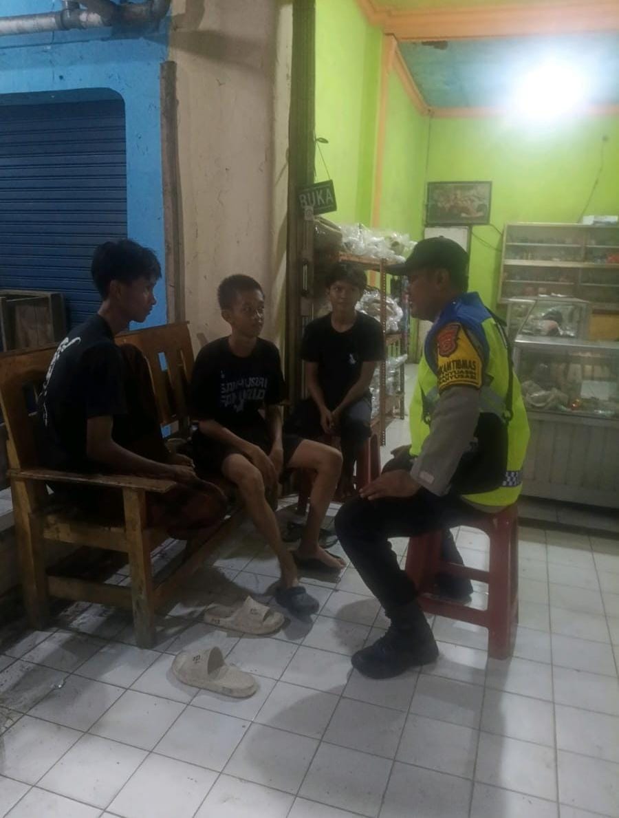 Bhabinkamtibmas Ikut Serta Dalam Giat Ronda Bersama Warga