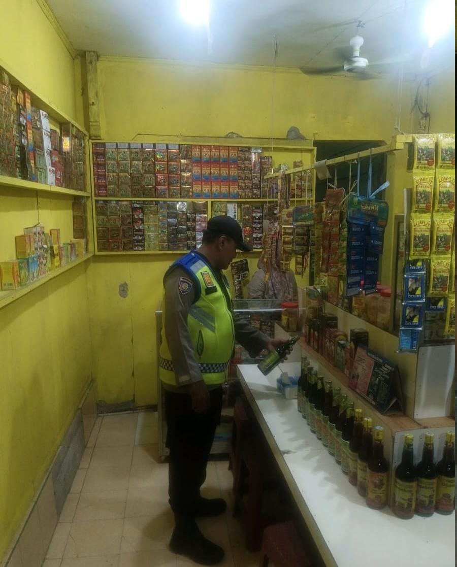 Prekat Polsek Banyusari Gelar Razia Miras Demi Ciptakan Situasi Kamtibmas Kondusif