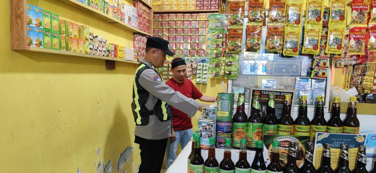 Prekat Polsek Banyusari Gelar Razia Miras Demi Ciptakan Situasi Kamtibmas Kondusif