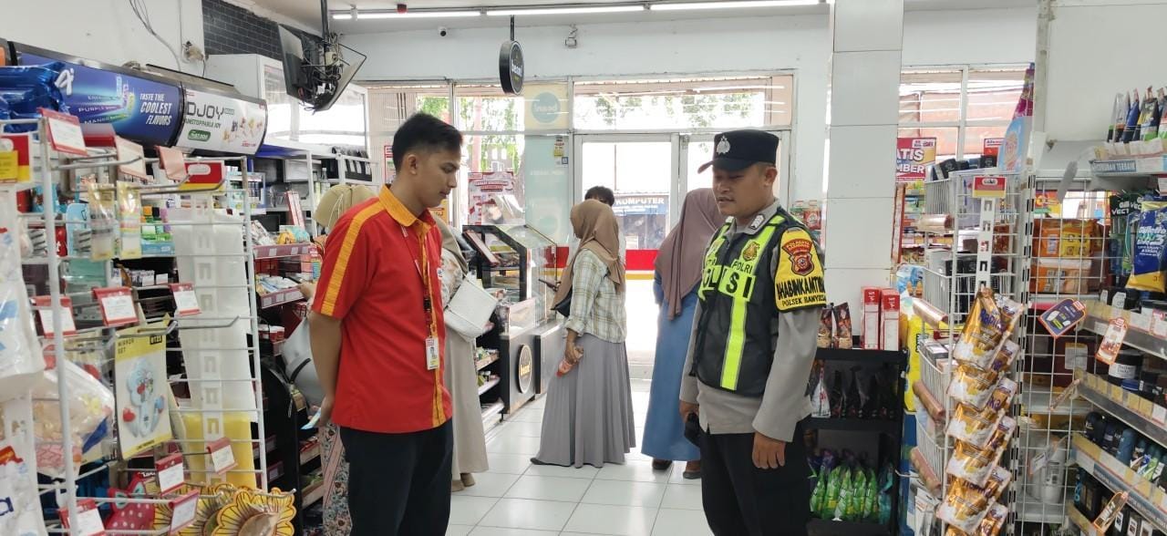 Giat Patroli Perekat Supermarket Alfamart Gempol Guna Antisipasi Kejahatan