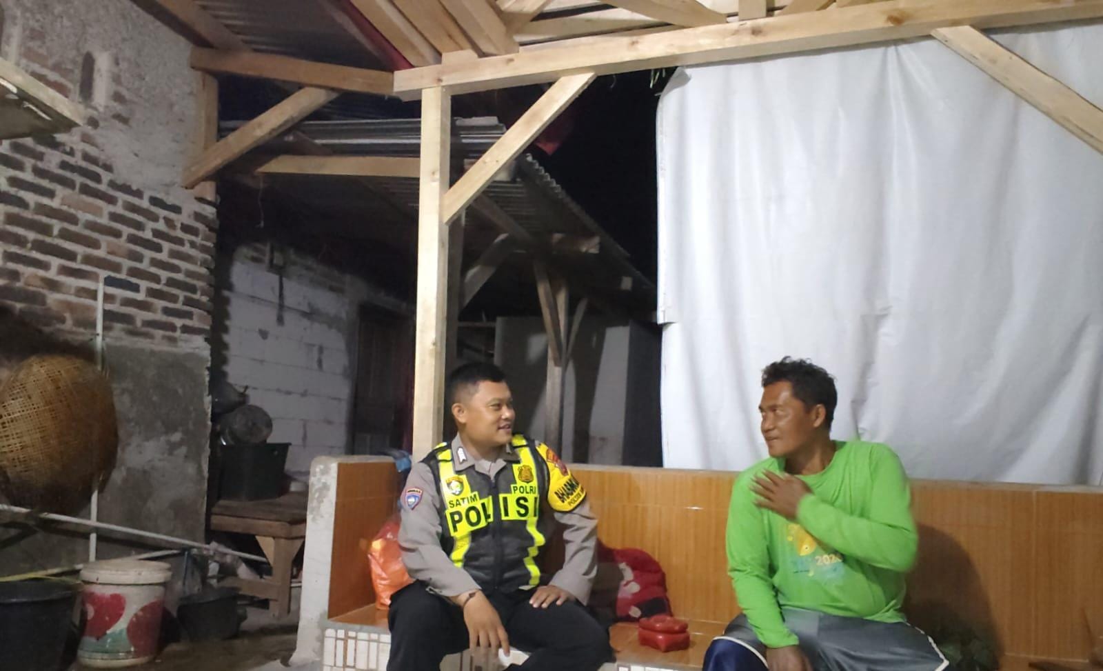 Bhabinkamtibmas Ikut Serta Dalam Giat Ronda Bersama Warga