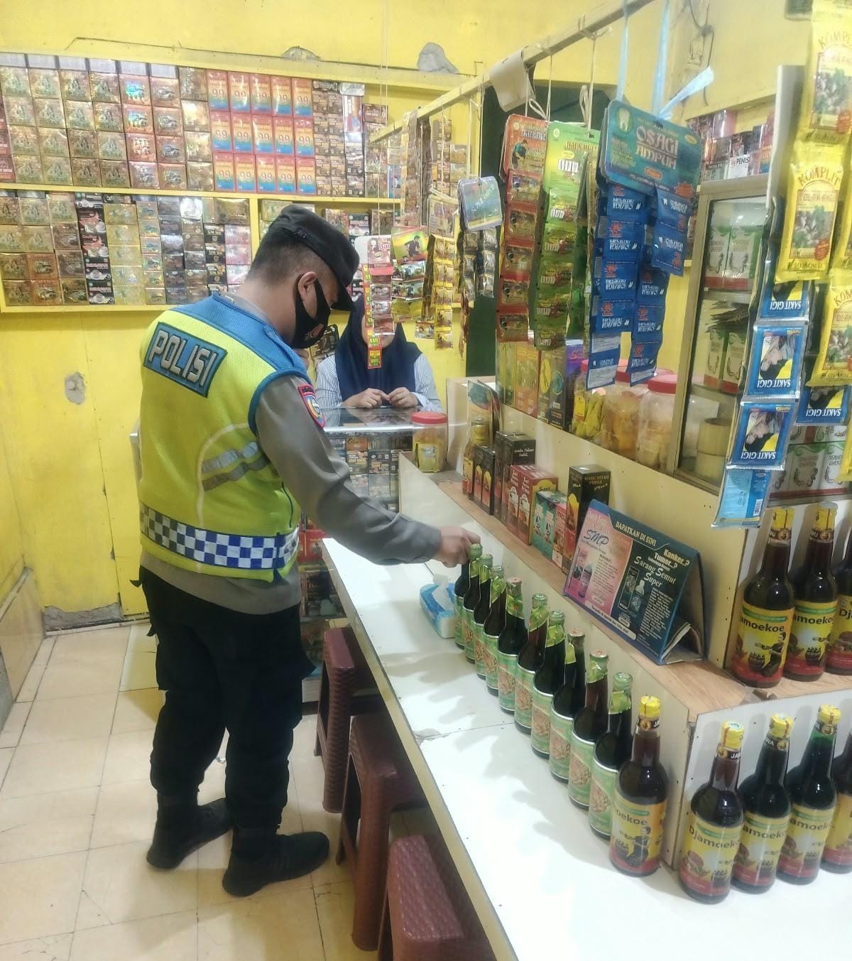 Prekat Polsek Banyusari Gelar Razia Miras Demi Ciptakan Situasi Kamtibmas Kondusif
