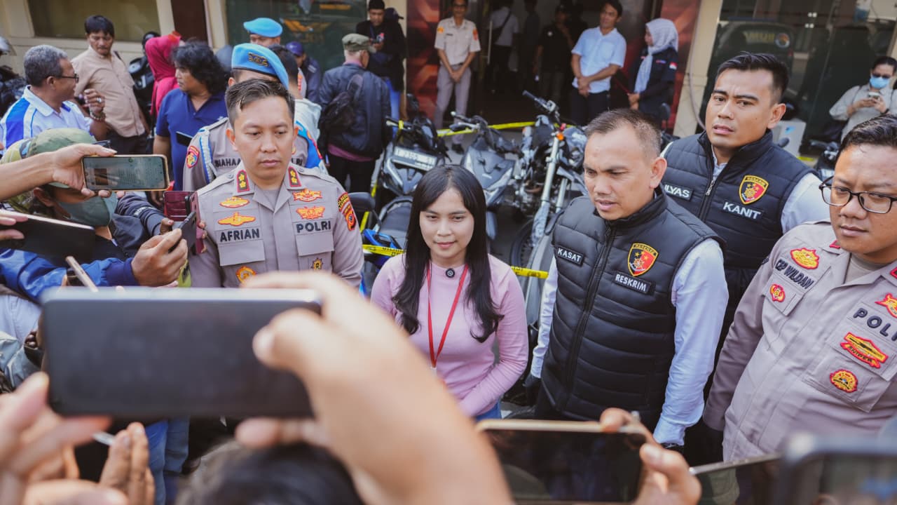 Momen Haru Ade Maharani Terima Kembali Motor Beat Deluxe Usai Digulung Satreskrim Polresta Karawang