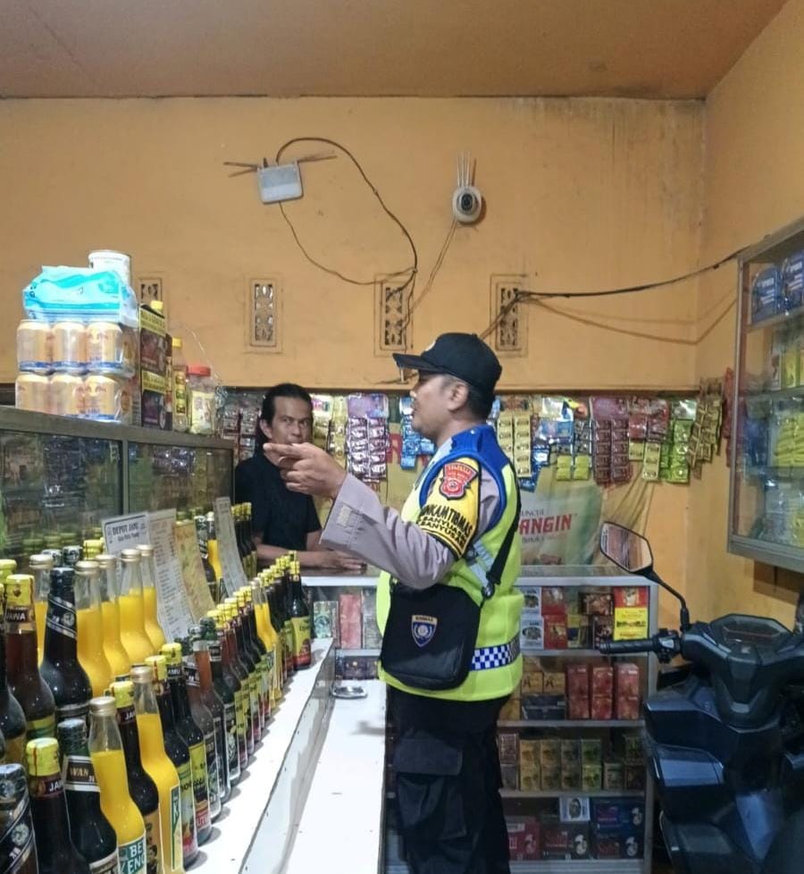 Prekat Polsek Banyusari Gelar Razia Miras Demi Ciptakan Situasi Kamtibmas Kondusif
