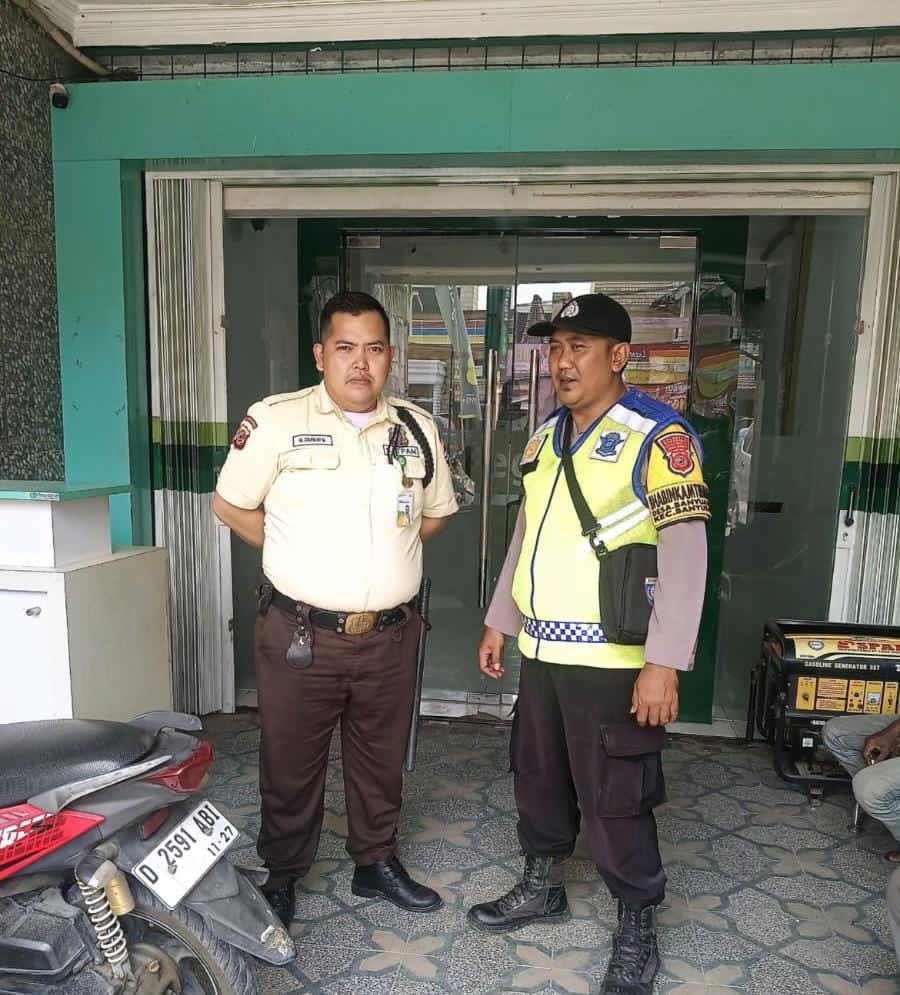 Kunjungi Pegadaian Gempol Patroli Prekat Polsek Banyusari di Siang Hari