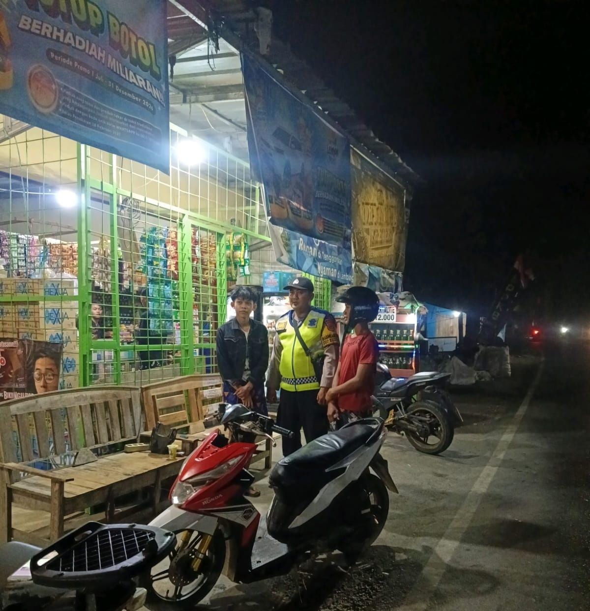 Bhabinkamtibmas Ikut Serta Dalam Giat Ronda Bersama Warga
