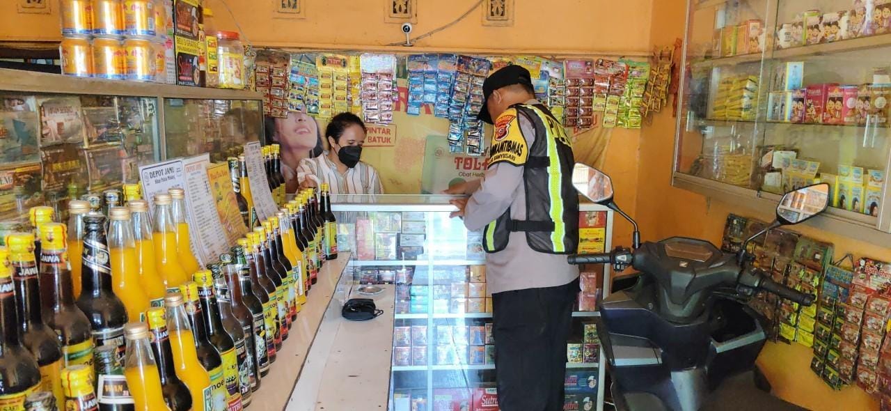 Prekat Polsek Banyusari Gelar Razia Miras Demi Ciptakan Situasi Kamtibmas Kondusif
