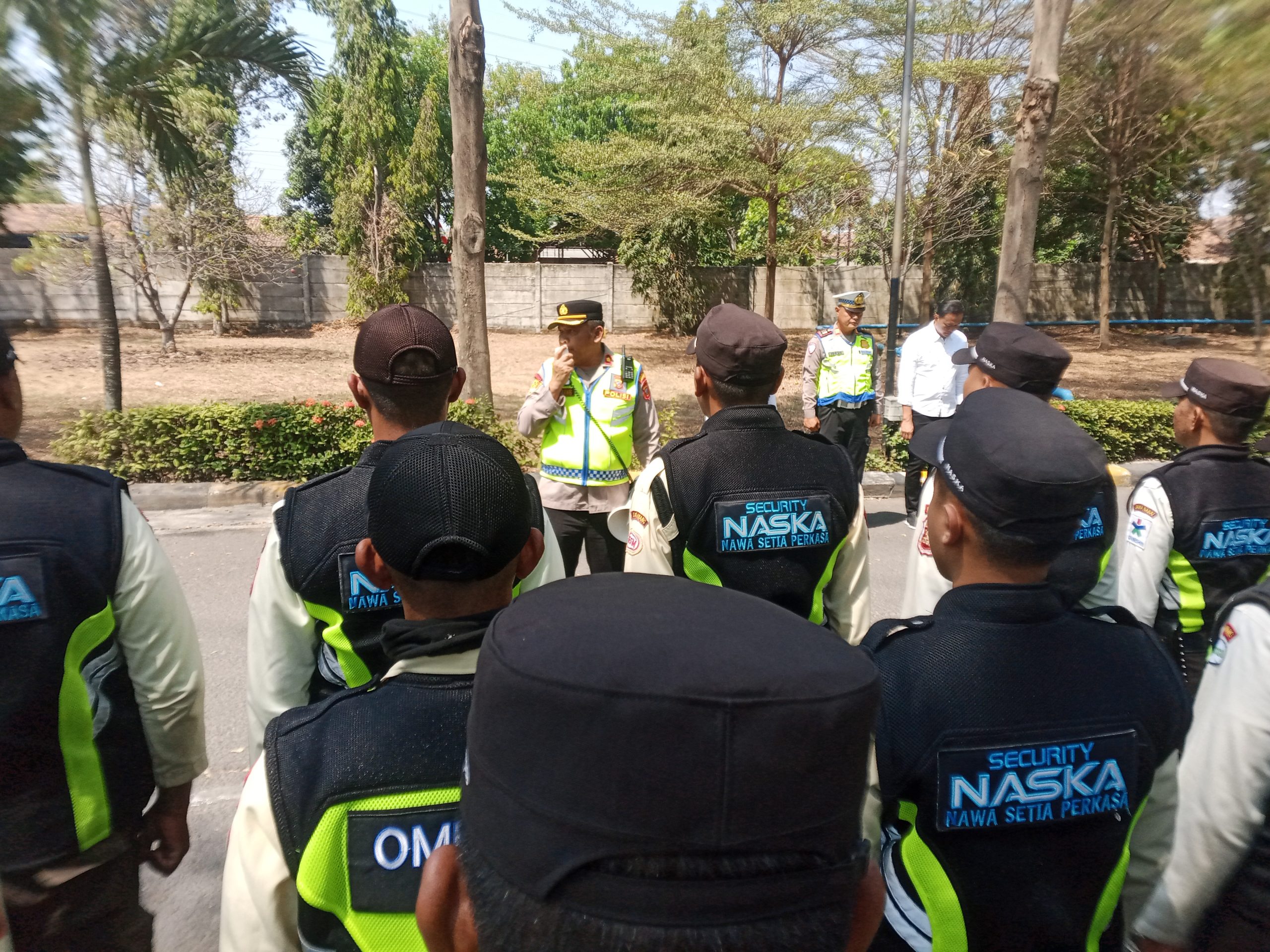 Kapolsek Klari Pimpin Apel Pengamanan Aksi Unjuk Rasa Aliansi BAKAR di PT Changshin Indonesia