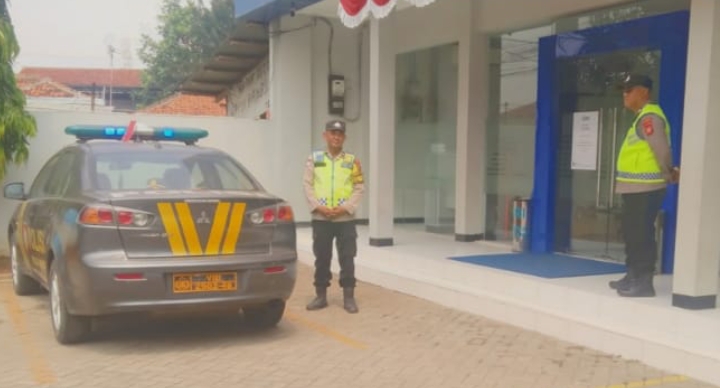 Polsek Jatisari Perkuat Pengamanan di Kantor Bank BRI Unit Jatisari ‎