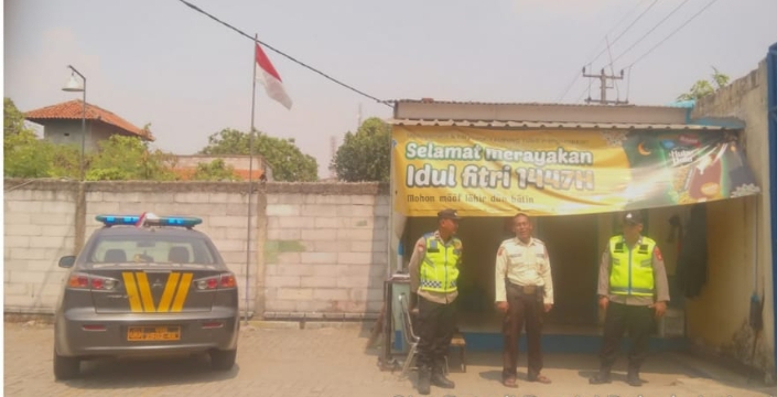Patroli Siang Polsek Jatisari Sapa Warga Sampaikan Pesan Kamtibmas Kepada Security PT. Campina