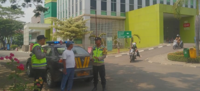 Personel Polsek Jatisari Patroli dan Sapa Warga di RSUD Jatisari