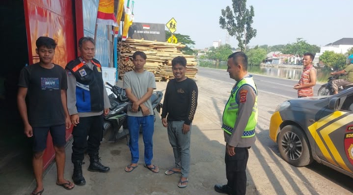 Pesan Kamtibmas Personel Polsek Telukjambe Barat Saat Patroli Sapa Warga