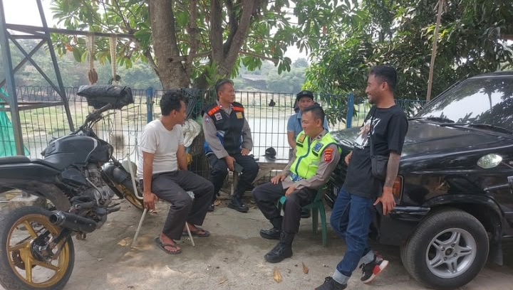 Jelang Pilkades, Personil Polsek Telukjambe Barat Patroli Sapa Warga, Sosialisasikan Pilkades Digital