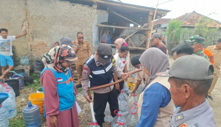 Bhabinkamtibmas Polsek Telukjambe Barat Bersama BPBD Karawang Salurkan Air Bersih di Dusun Sukasari