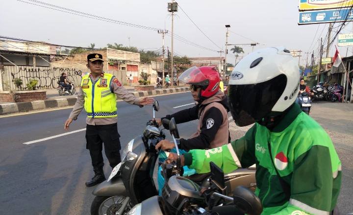 Potret Kapolsek Klari Bersama Anggota Melaksanakan Patroli Sapa Pagi Gatur Lalin di Pertigaan Kopel