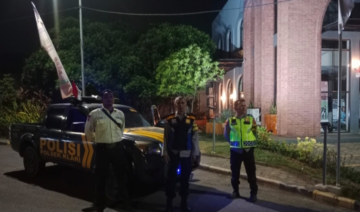 Personel Polsek Klari Patroli Dialogis Malam Hari Sambangi Security Perum KGV 3