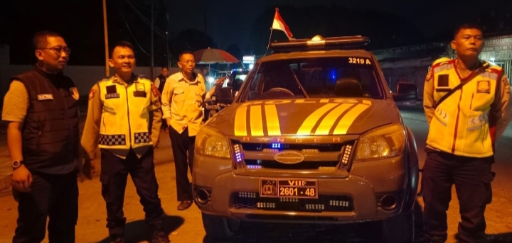 Personel Polsek Klari Patroli Dialogis Malam Hari di Depan Perum Grand Mutiara