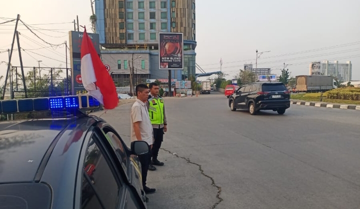 Personil Polsek Telukjambe Barat Lakukan Patroli Presisi di Bunderan Novotel