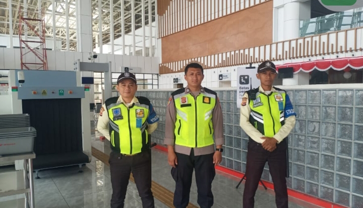 Patroli Presisi Polsek Telukjambe Barat Sampaikan Pesan Kamtibmas Kepada Security Stasiun KCIC