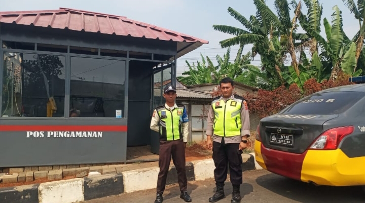 Patroli Polsek Telukjambe Barat Sampaikan Pesan Kamtibmas Kepada Security Pos Gatur KCIC