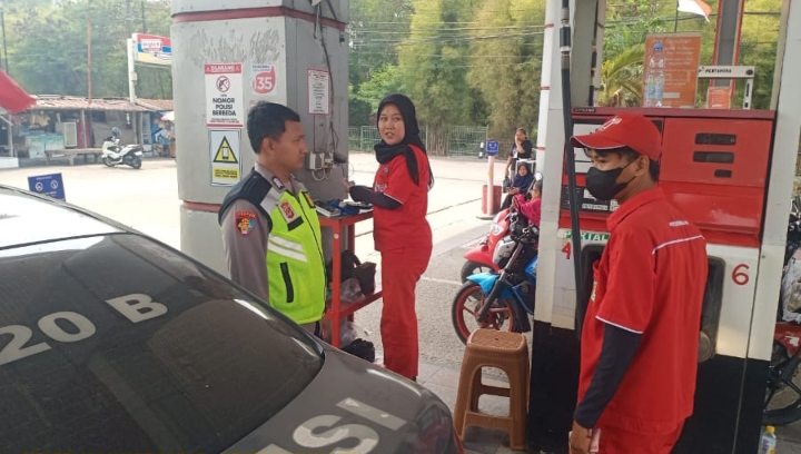 Patroli Humanis Polsek Telukjambe Sampaikan Pesan Kamtibmas Kepada Petugas SPBU Wanasari