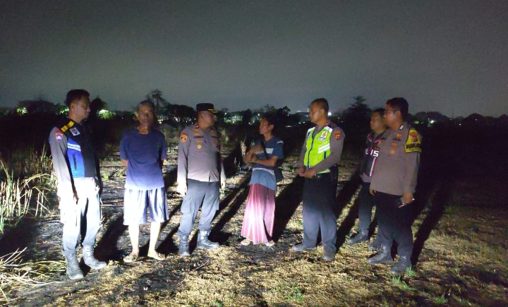 Kapolsek Bersama Personel Polsek Klari Cek TKP Kebakaran Lahan Kosong ‎