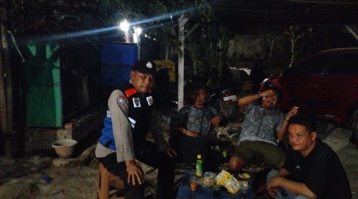 Bhabinkamtibmas Polsek Klari Patroli Malam, Sapa Warga Saat Ronda Malam