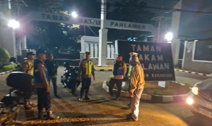 Jaga Kondusivitas Malam, Personel Gabungan Piket Fungsi Polsek Klari Lakukan Patroli