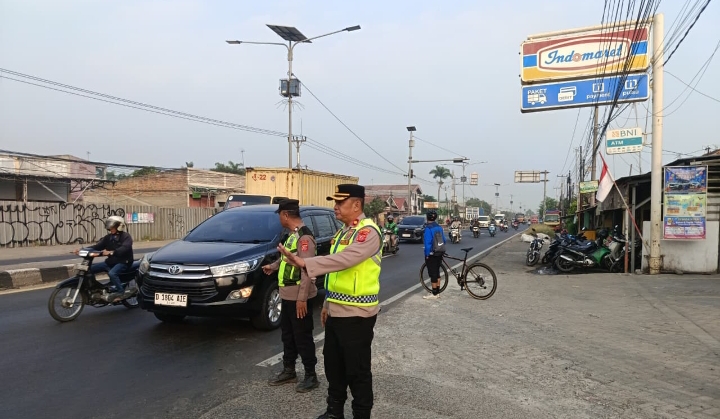 Ciptakan Kamseltibcarlantas Lancar, Kapolsek Klari Bersama Anggota Melaksanakan Kegiatan Sapa Pagi Gatur Lalin