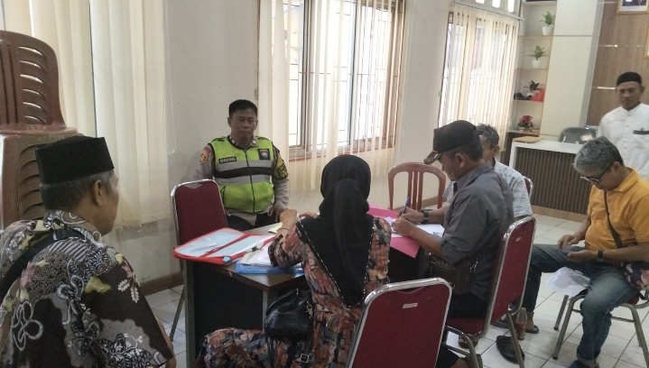 Bhabinkamtibmas Polsek Klari Monitoring Pendaftaran Calon Kepala Desa Cibalongsari