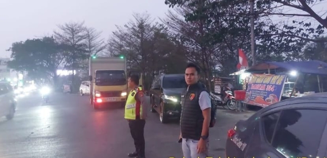 Pastikan Bunderan Novotel Aman Kondusif, Personil Polsek Telukjambe Barat Lakukan Patroli