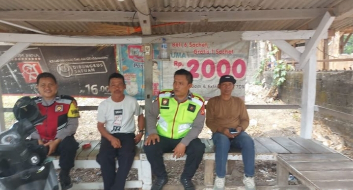 Personil Polsek Telukjambe Barat Sampaikan Himbauan Kamtibmas Kepada Warga Kaligandu