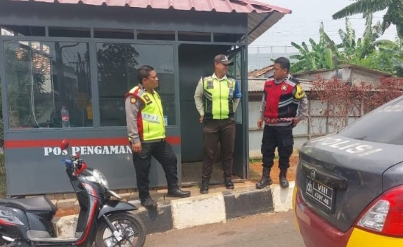 Patroli Polsek Telukjambe Barat Berikan Penyuluhan Kamtibmas Kepada Security KCIC