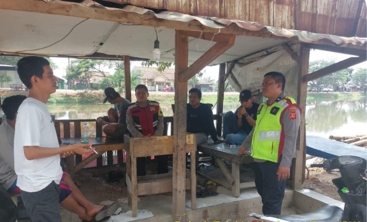 Sosialisasi Pilkades, Personil Polsek Telukjambe Barat Patroli Sapa Warga Dusun Cibogo ‎
