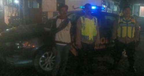 Personil Polsek Jatisari Laksanakan Patroli Malam, Himbauan Kamtibmas Ke Warga dipertigaan Cikalong