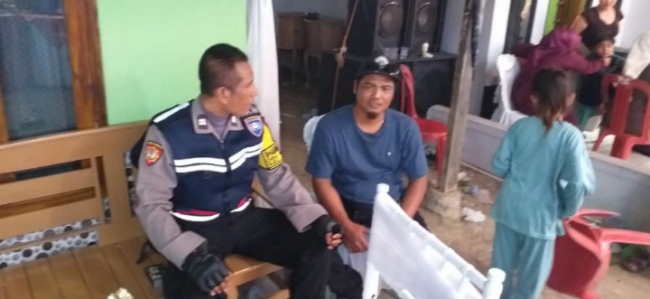 Bhabinkamtibmas Polsek Jatisari Melaksanakan Patroli, Berikan Himbauan Kamtibmas Ke Warga Barugbug