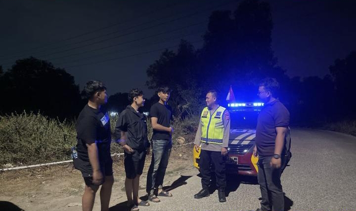 Patroli Malam Sapa Warga Desa Wanasari, Personel Polsek Telukjambe Barat Imbau Warga Bersama Jaga Kamtibmas