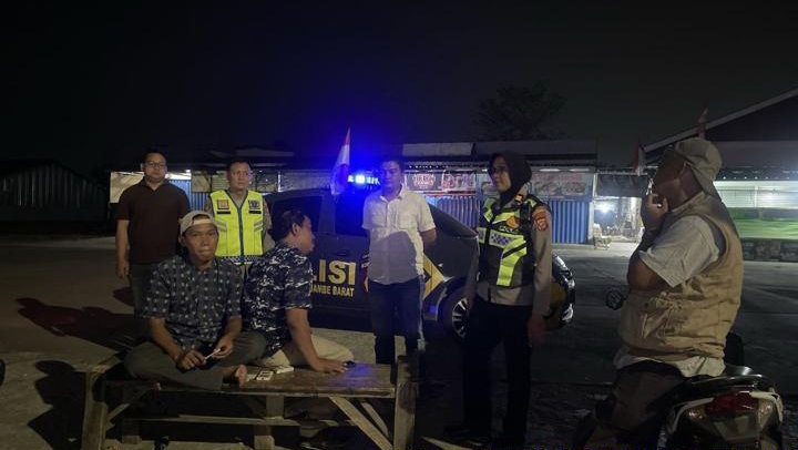 Patroli Malam, Kapolsek Telukjambe Barat Sapa Warga di Pasar Wanasari, Ajak Bersama Jaga Kamtibmas