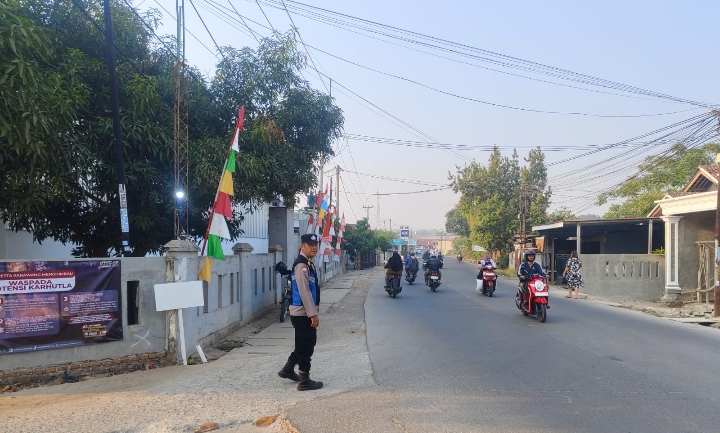 Bhabinkamtibmas Lakukan Pengamanan dan Pengaturan Arus Lalu Lintas di Lokasi Perkemahan Desa Belendung