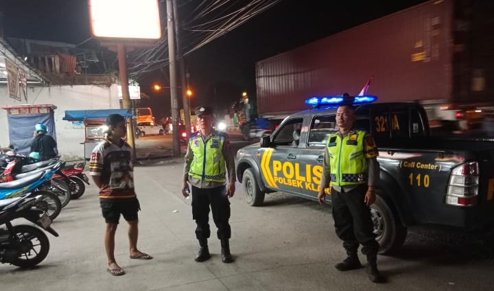 Personel Piket Patroli Samapta Polsek Klari Lakukan Patroli Antisipasi Tawuran dan 3C Strong Poin Depan Alfamart Pancawati