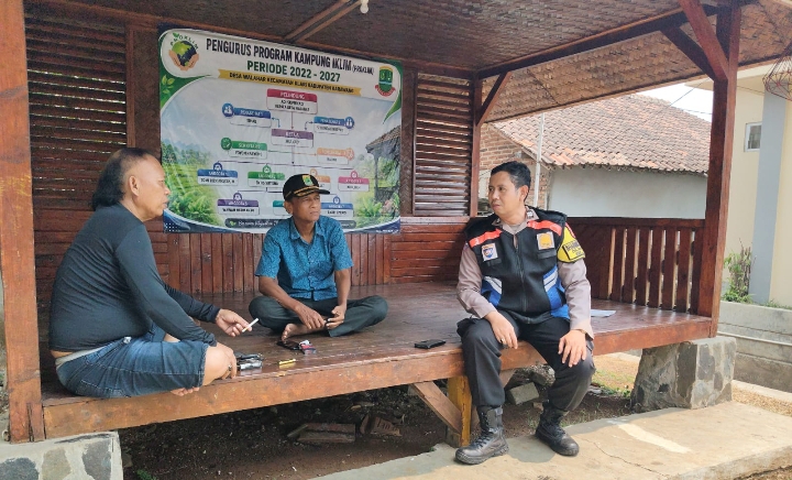 Cegah Kenakalan Remaja, Bhabinkamtibmas Desa Walahar Polsek Klari Himbau Warga Awasi Anak-anaknya