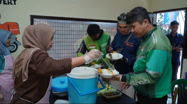 Antisipasi Kemacetan Kendaraan pada Pagi Hari, Satlantas Polresta Karawang Rutin Laksanakan Pengaturan Lalu Lintas