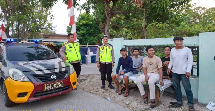 Patroli Sapa Warga, Personel Polsek Telukjambe Barat Imbau Warga Bersama Jaga Kamtibmas