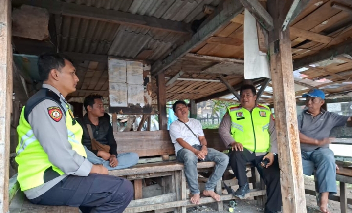 Polsek Telukjambe Barat Gencarkan Patroli Siang, Sapa Warga di Pangkalan Ojeg Gate Karbar